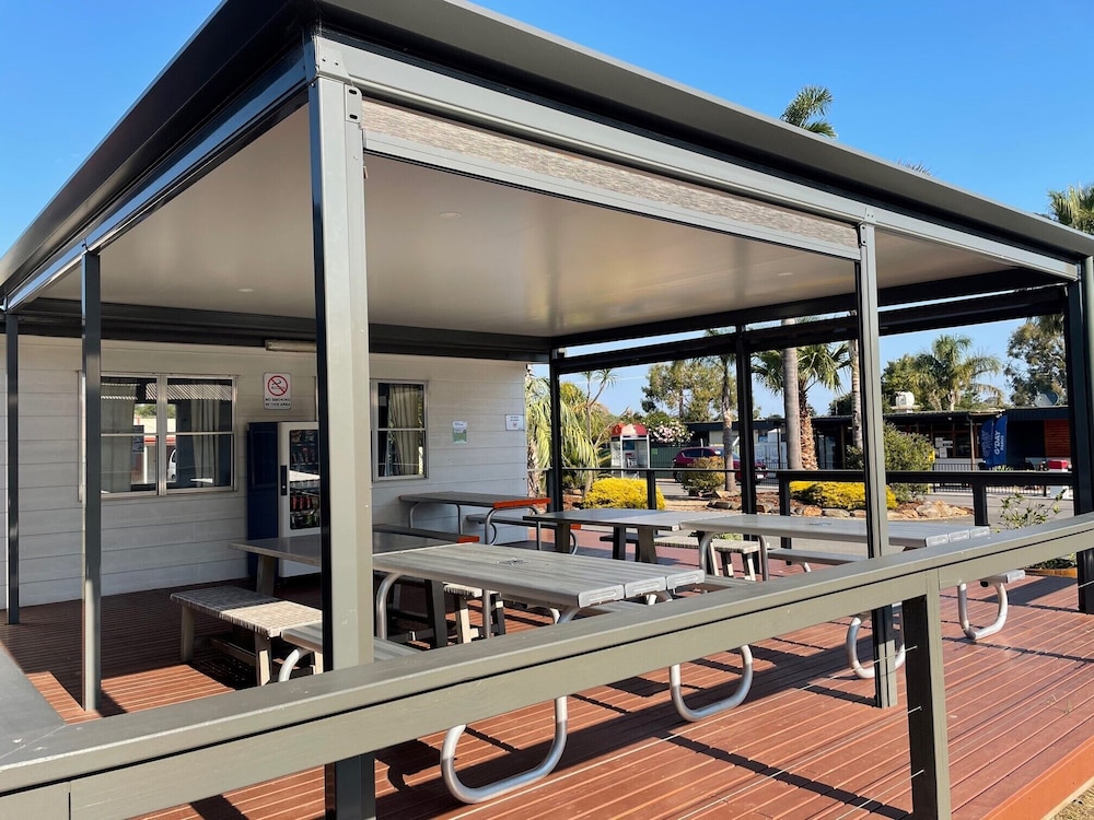Victor Harbor Holiday & Cabin Park 20/46
