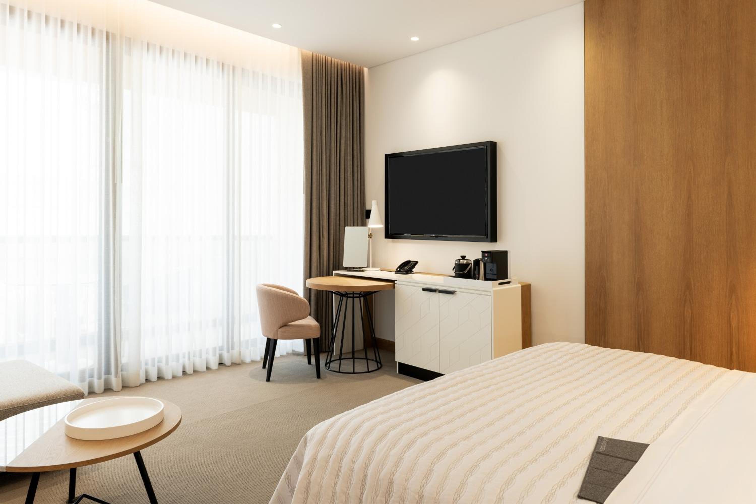 Royal, Club, Guest Room, King Bed, Jbr View, Executive Lounge Access