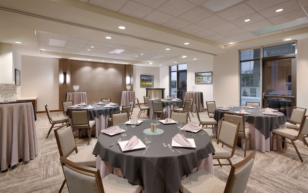 Hyatt Place Anchorage-Midtown 24/39