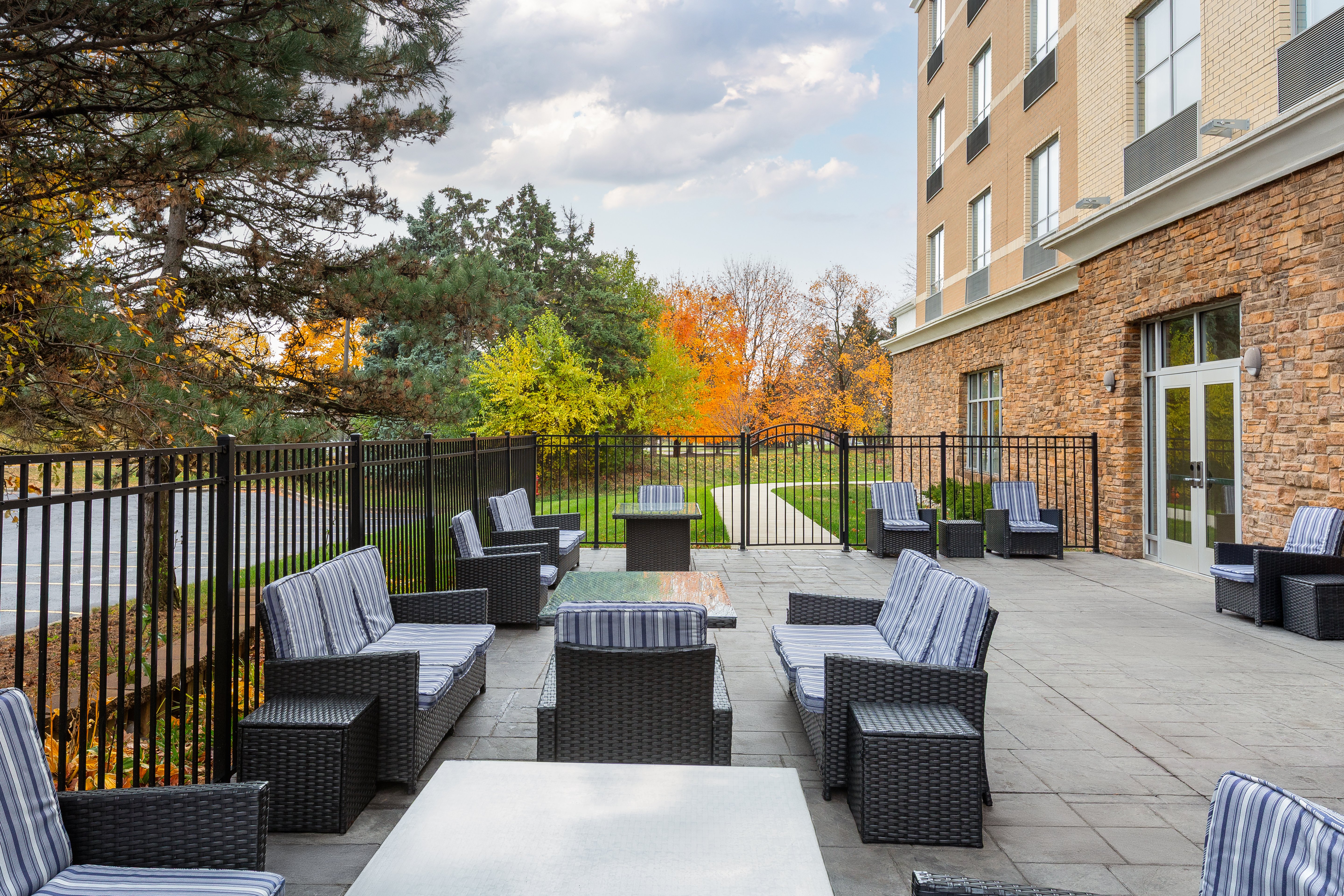 Holiday Inn & Suites Detroit - Troy, an IHG Hotel 50/50