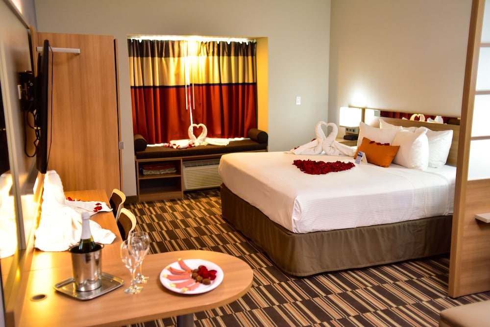 Microtel Inn & Suites By Wyndham Cuauhtemoc 8/40