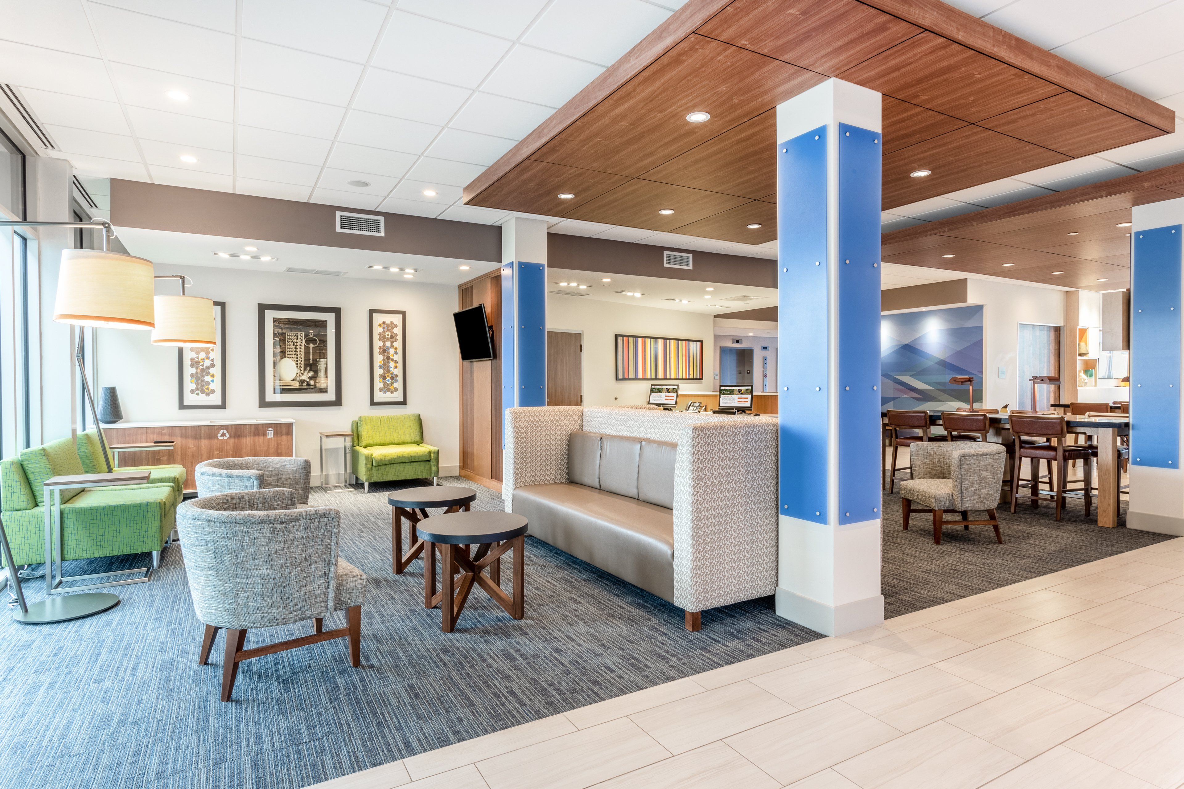 Holiday Inn Express Suites Springfield North 38/60