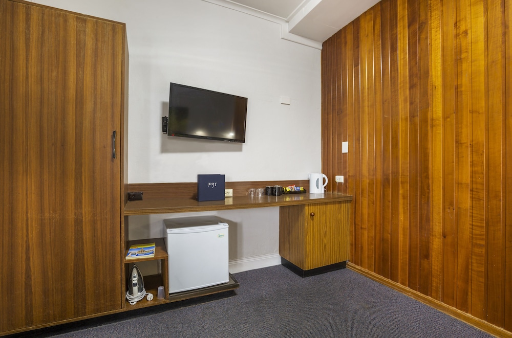 BOOMERANG HOTEL 37/48