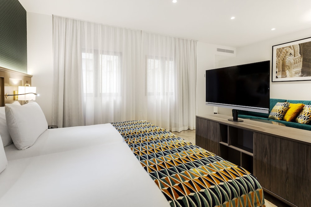 Room, Twin Beds, Sofa, Eurostars Puerta Real 3/8
