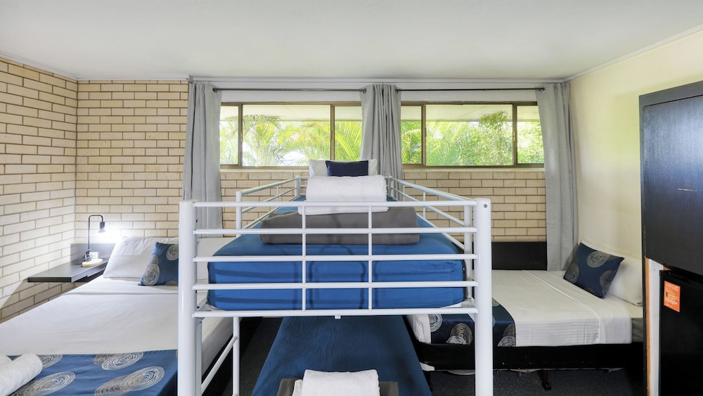 TROPICAL GATEWAY MOTOR INN 54/62
