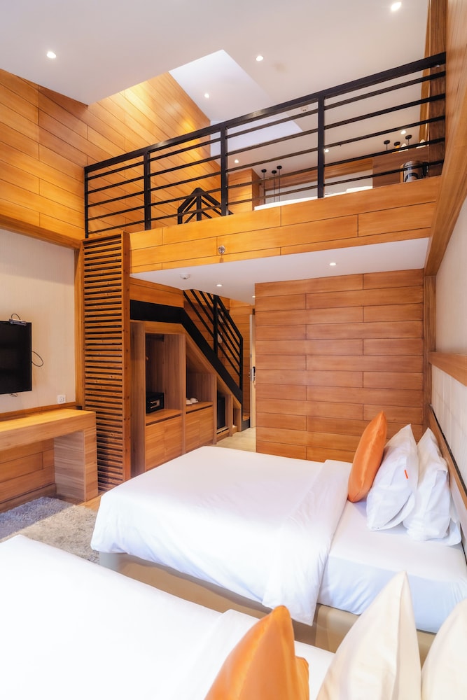 Jasmine, Loft, 1 Queen and 2 Double Beds