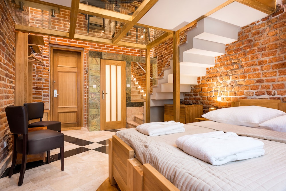 JUNIOR SUITE, QUEEN BED, CITY VIEW