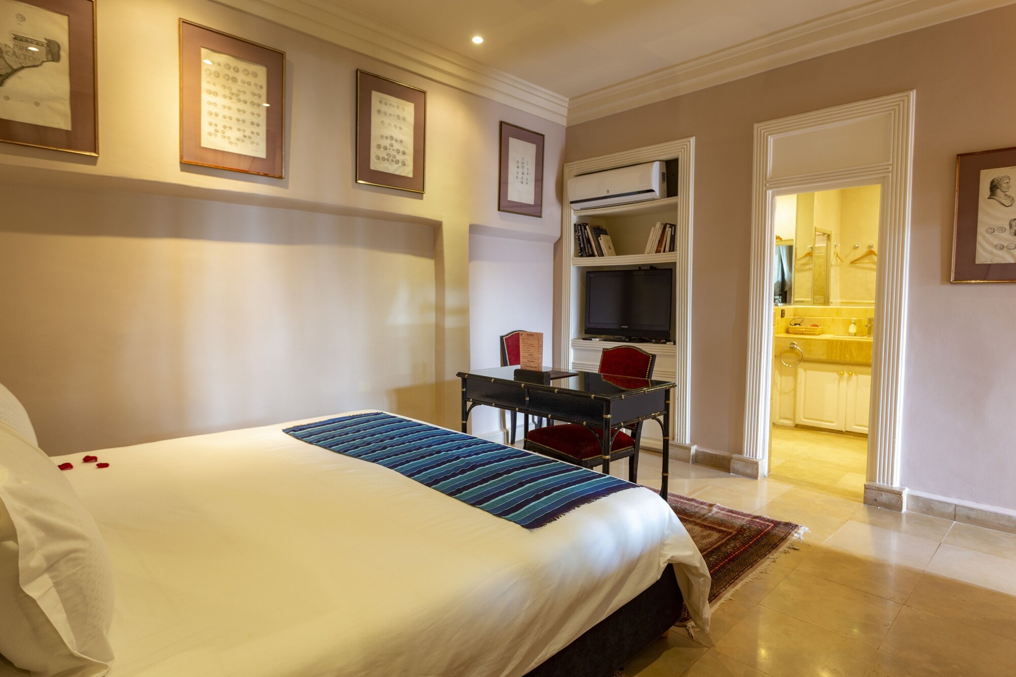 DELUXE, SUITE, KING BED, PRIVATE BATHROOM