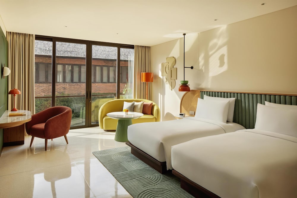 Room, Twin Beds, Street View