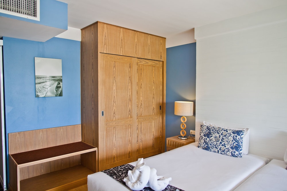 Paradise Hotel 12/64