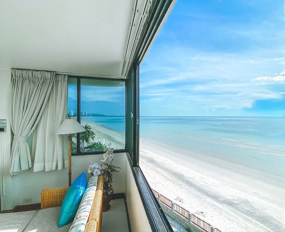 Nern Chalet Beachfront Hotel 65/74