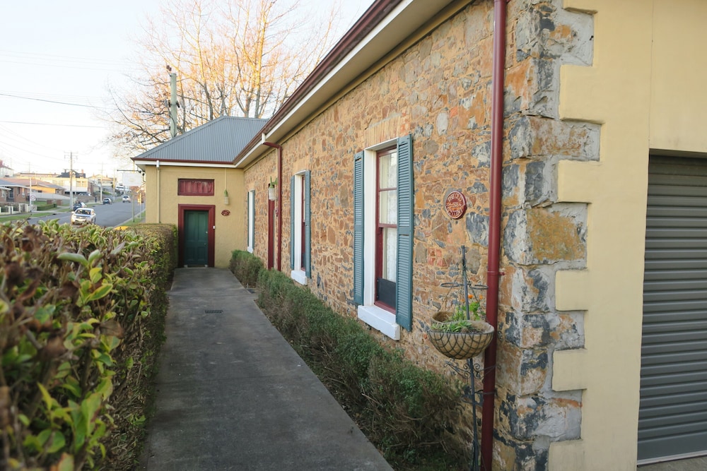BLAKES MANOR DELORAINE 8/69