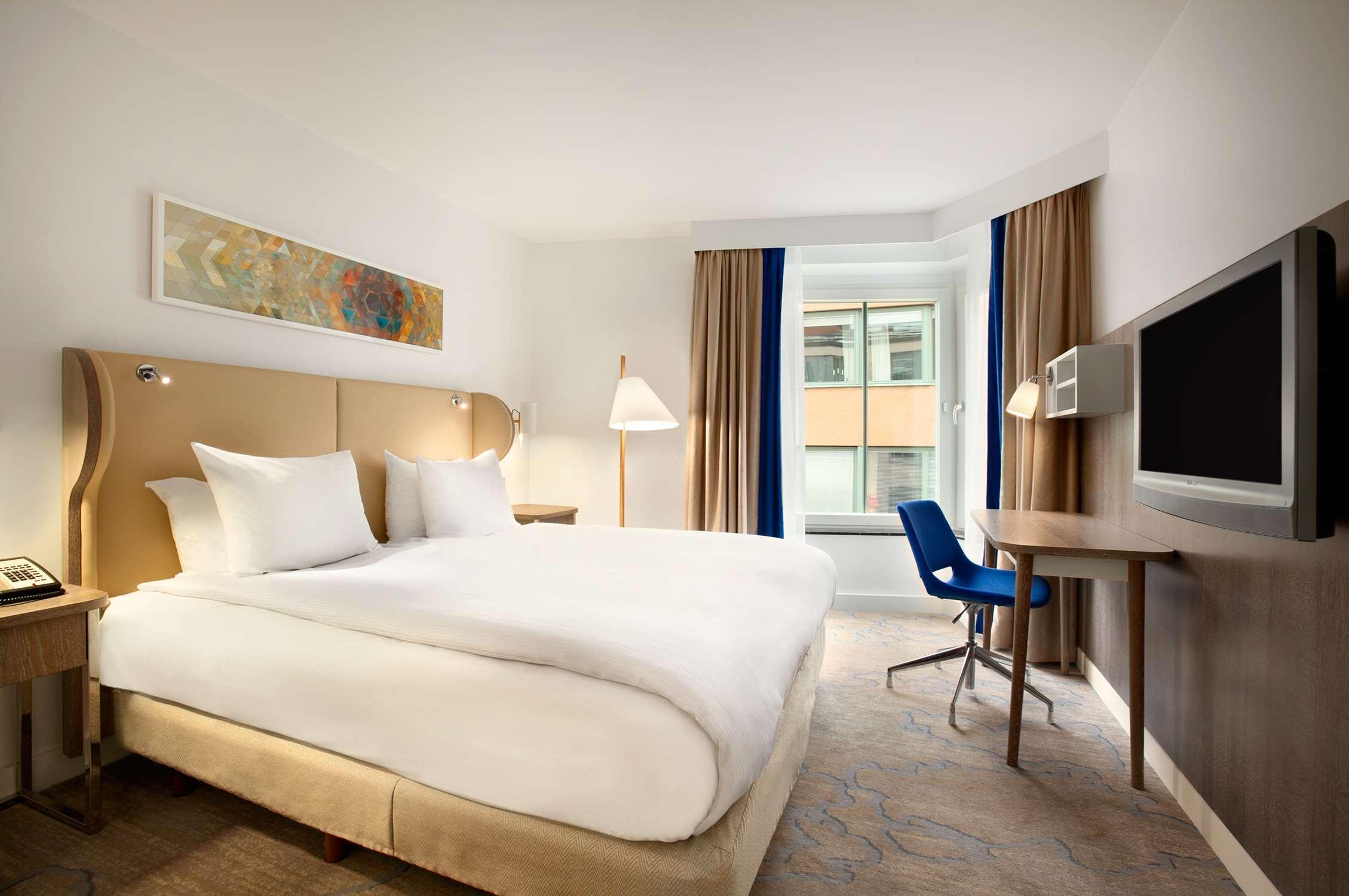 GUEST ROOM, QUEEN BED