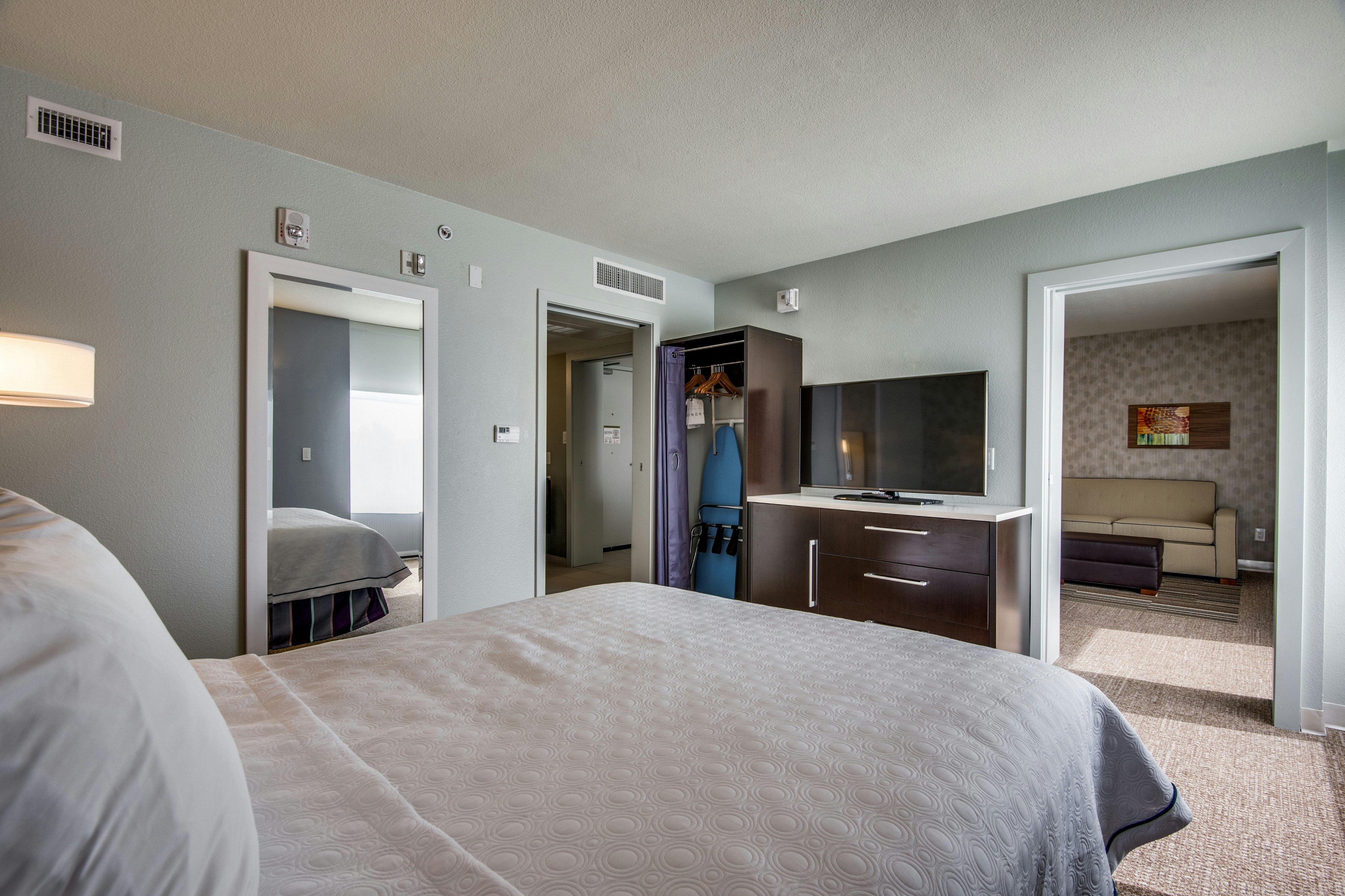 Suite, Queen Bed, Accessible
