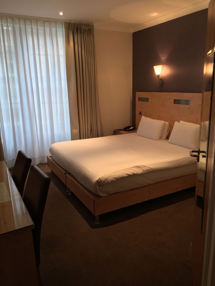 ROOM, DOUBLE BED