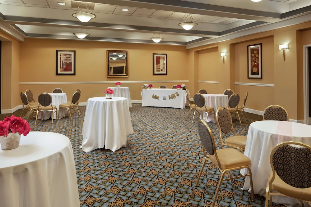 Embassy Suites By Hilton Crystal City National Airport 45/65