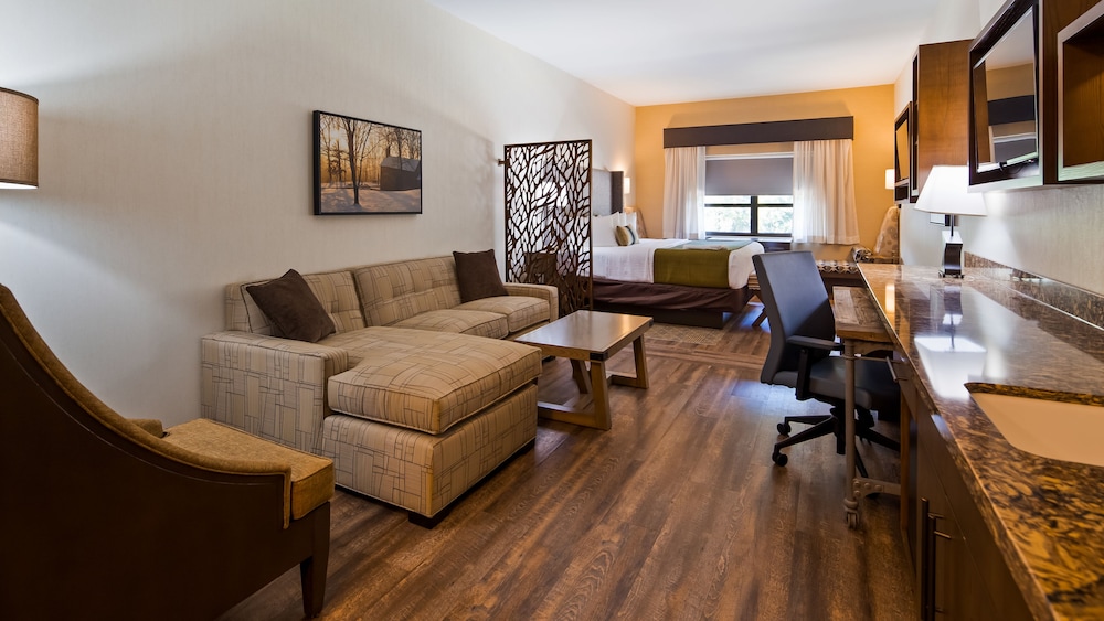 Best Western Plus Franciscan Square Inn and Suites Steubenville 34/47