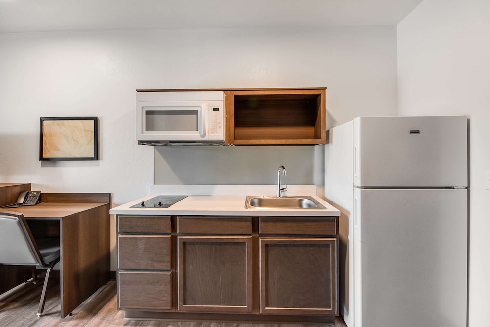 WoodSpring Suites Bakersfield Airport 25/27