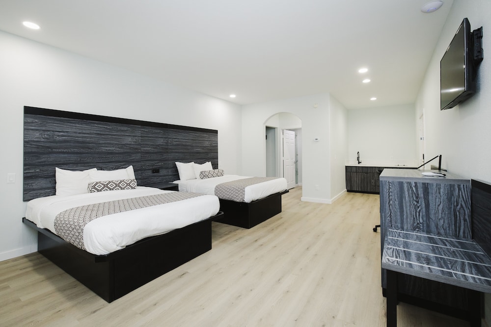 Sapphire Inn & Suites- Deer Park 15/36