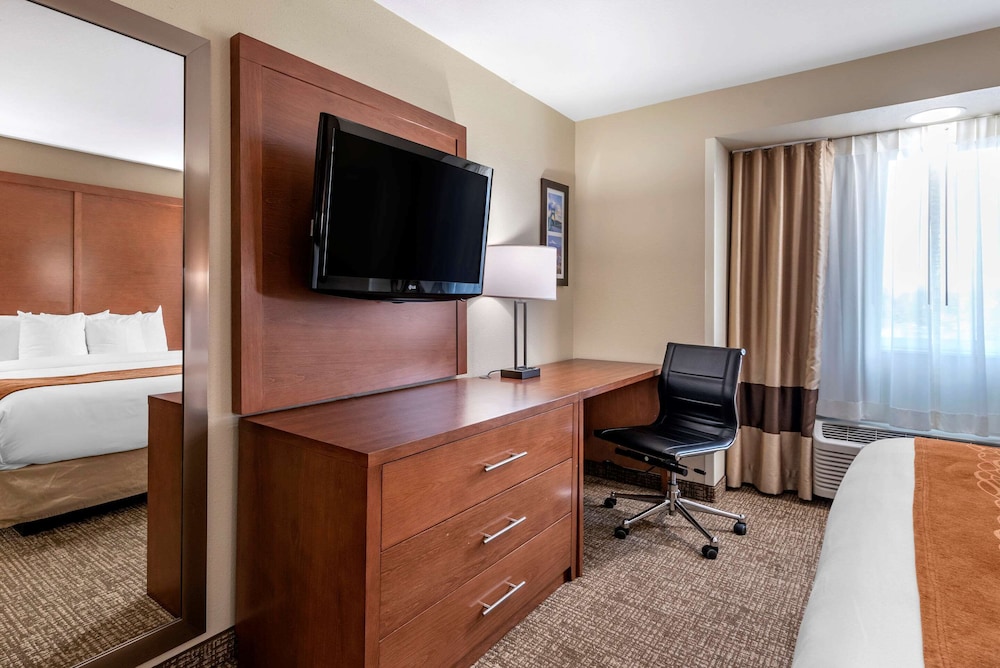 Comfort Inn Portland near I-84 and I-205 16/28