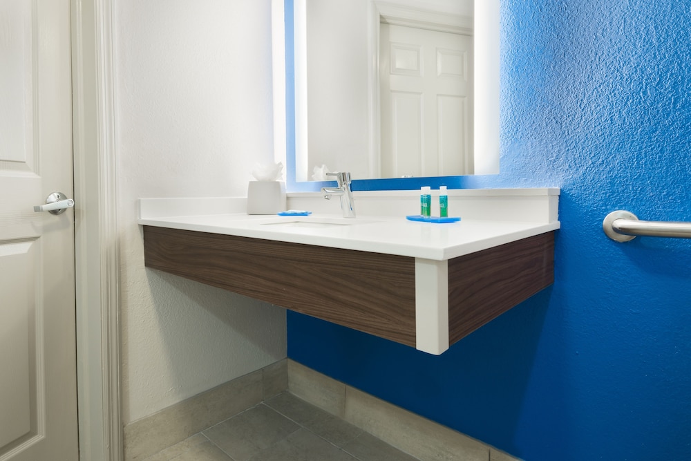 Holiday Inn Express & Suites Nearest Universal Orlando 24/48