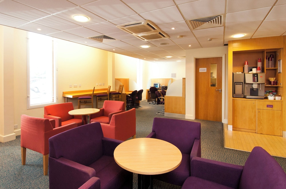 Premier Inn London Heathrow Airport T2 And T3 Bath Road 32/58