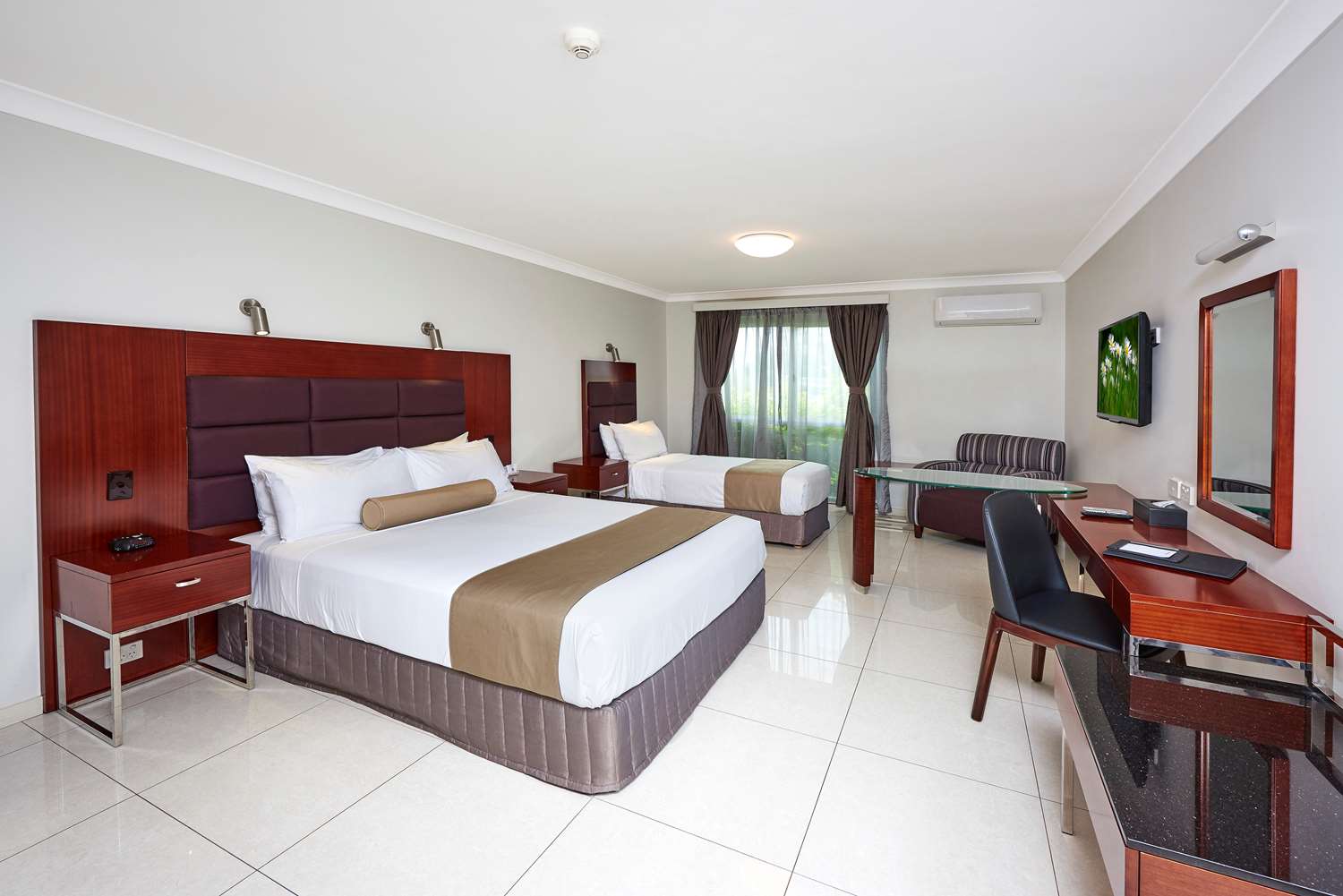 Executive, 1 Queen and 1 Single Bed, Kitchen