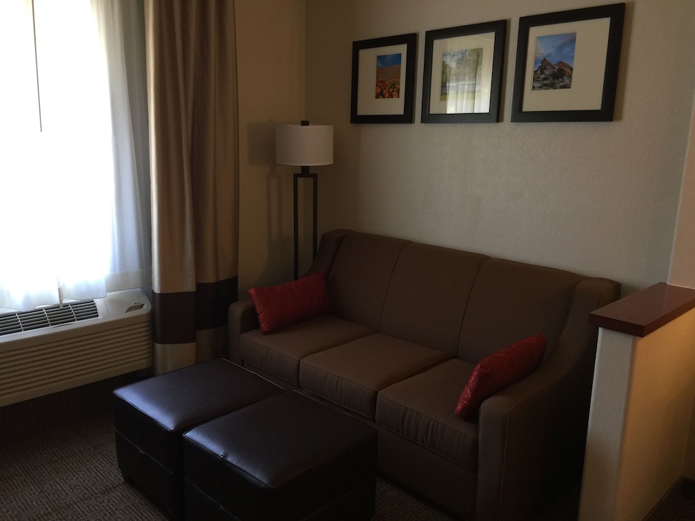 Comfort Suites Near Six Flags Magic Mountain 18/30