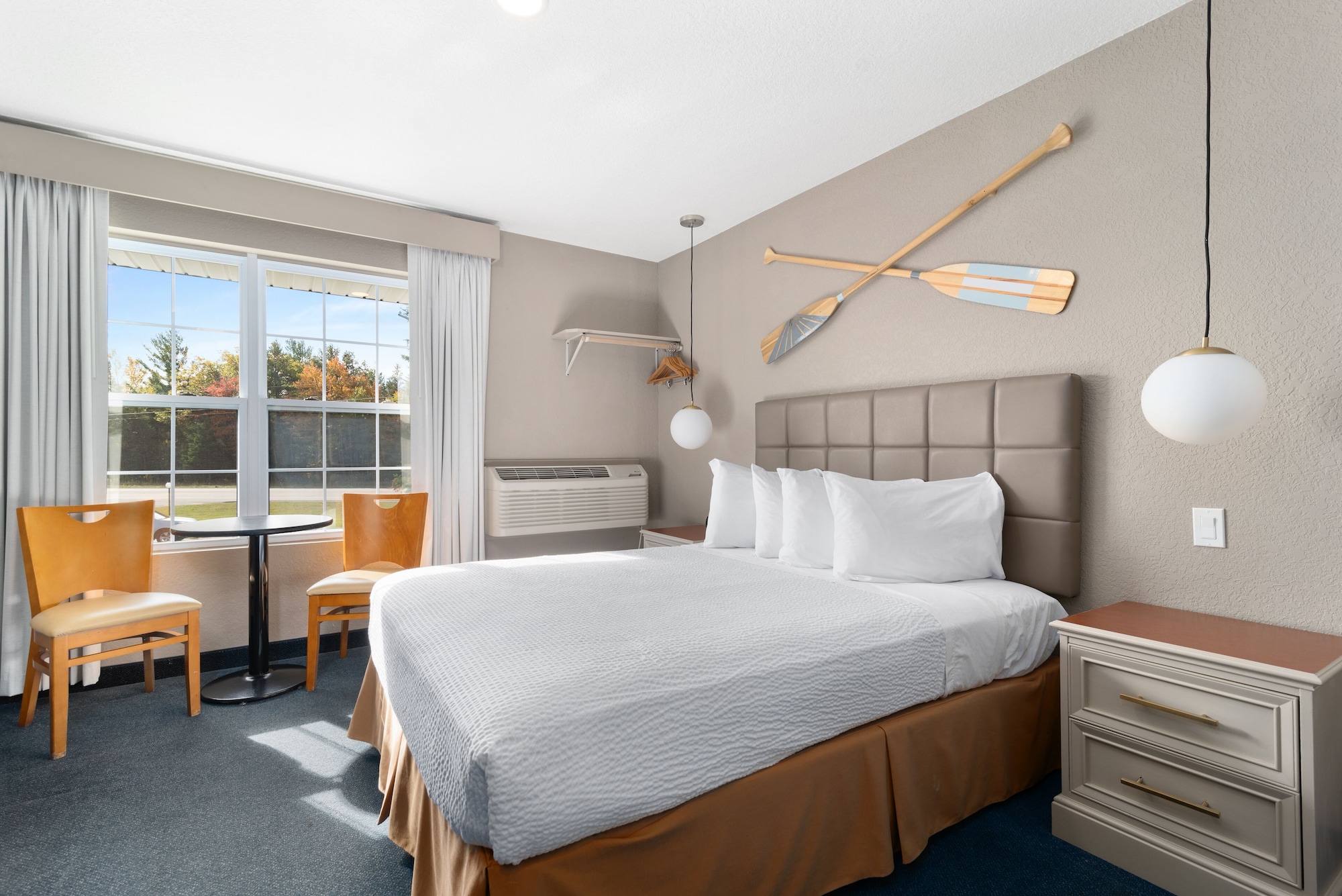 ROOM, QUEEN BED