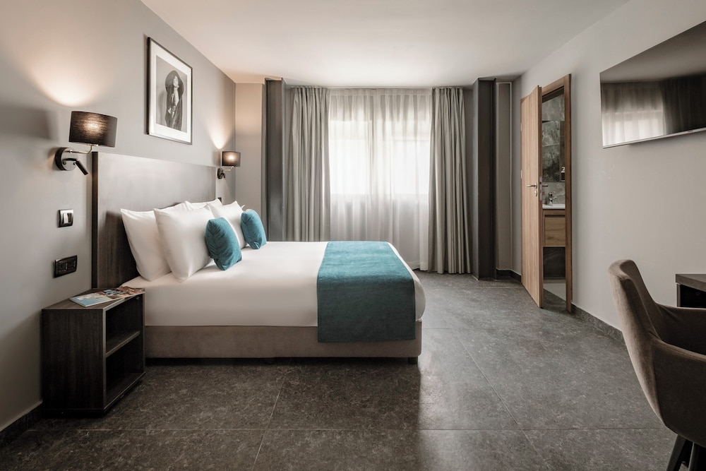 DELUXE, DOUBLE OR TWIN BED