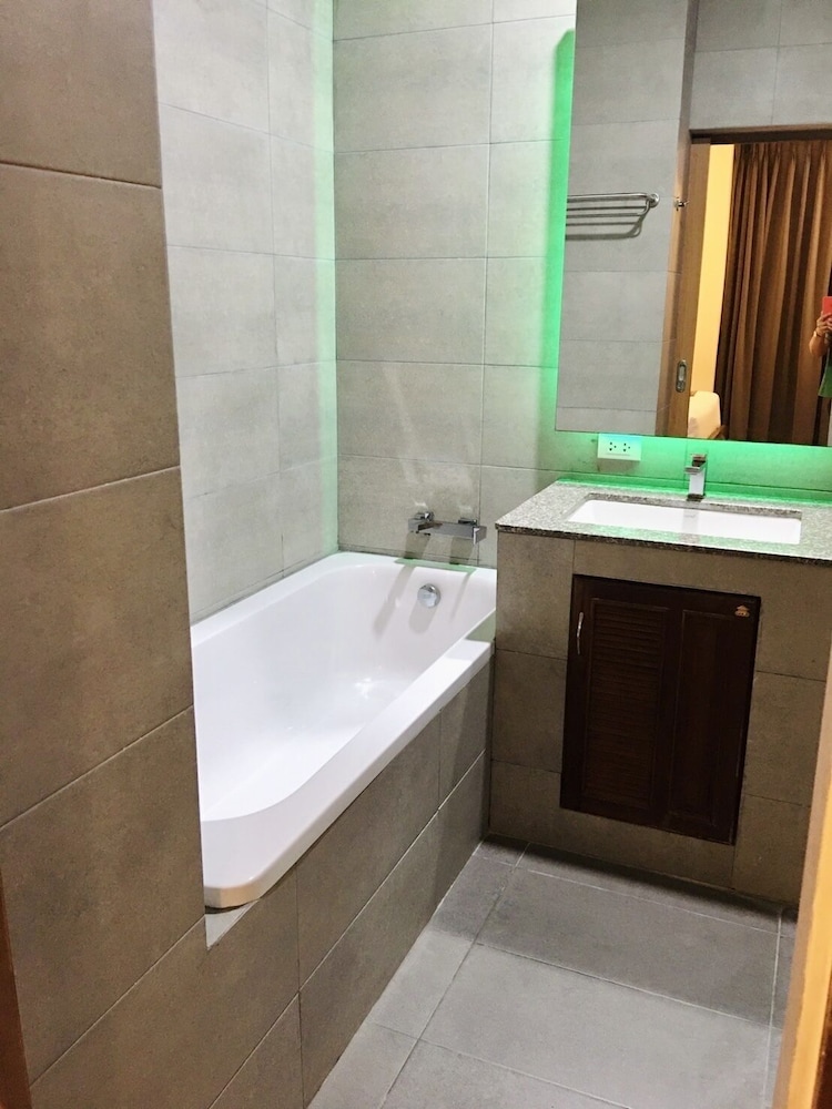 SAMUI BAYVIEW RESORT & SPA 30/66