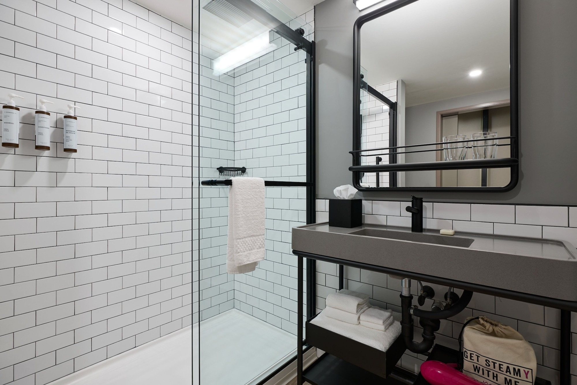 Room, King Bed, Corner, Moxy Charleston Downtown 2/3
