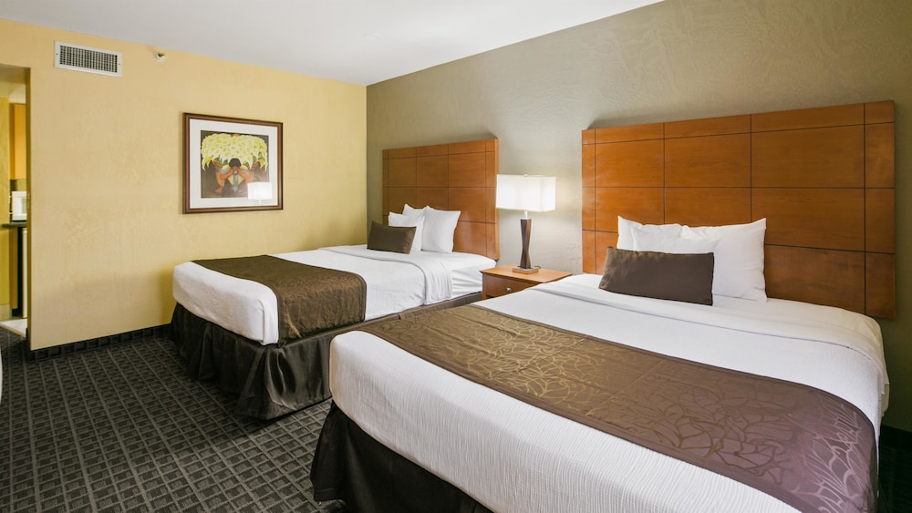 Best Western Plus Scottsdale Thunderbird Suites 13/46