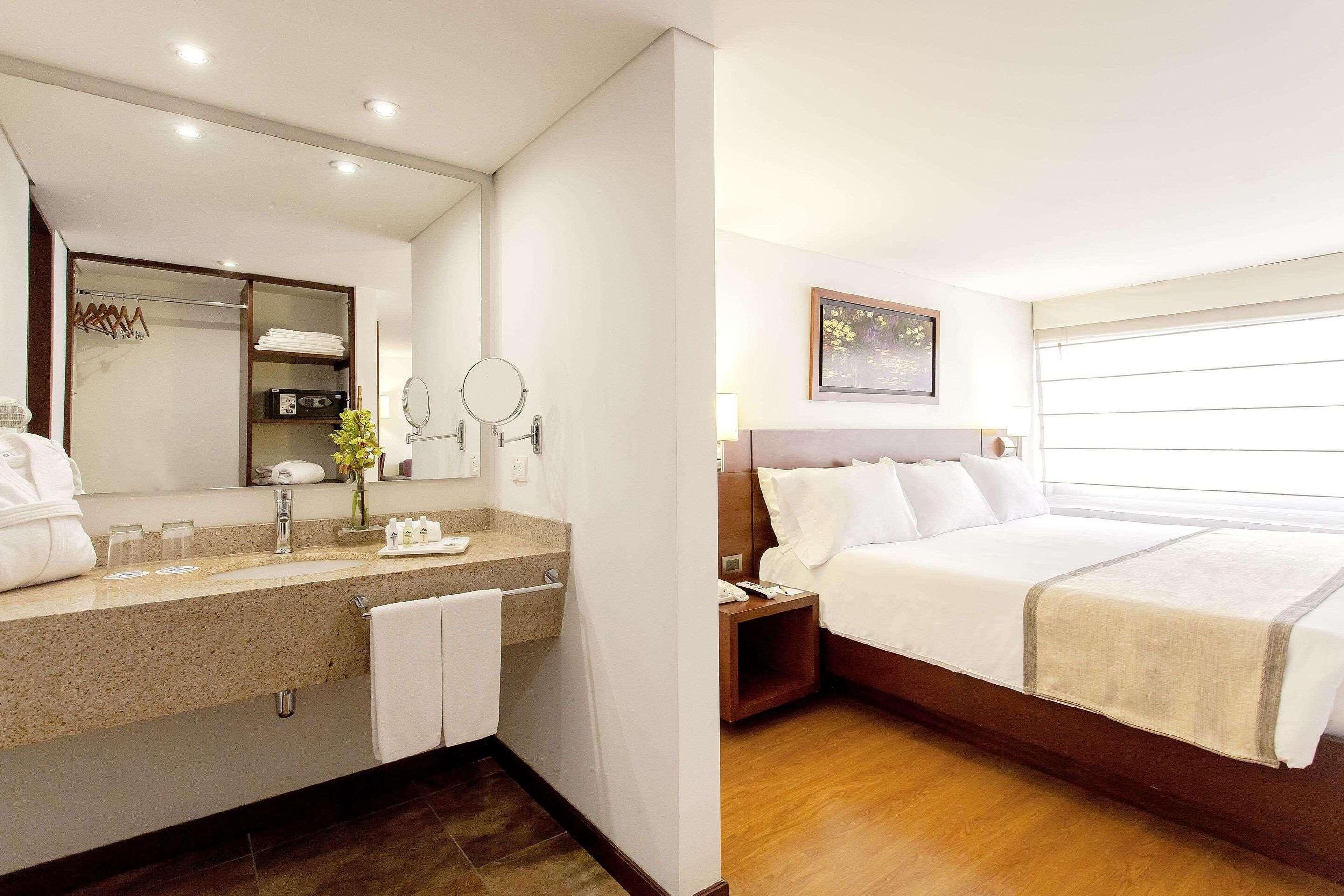 SUITE, KING BED