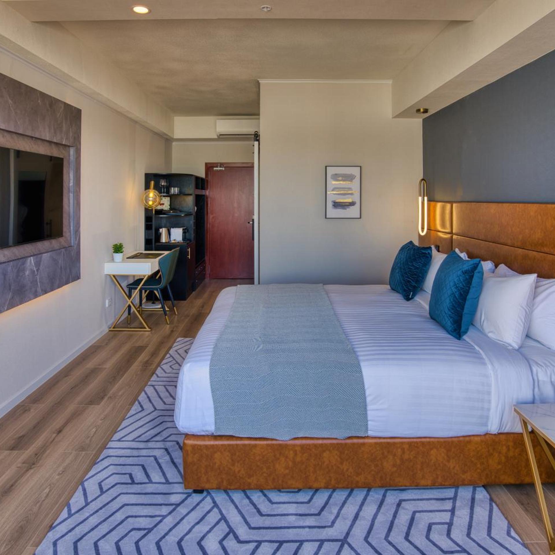 DELUXE, KING BED