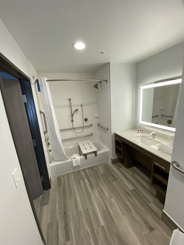 Days Inn & Suites By Wyndham Beaumont West / I-10 & Walden 30/47