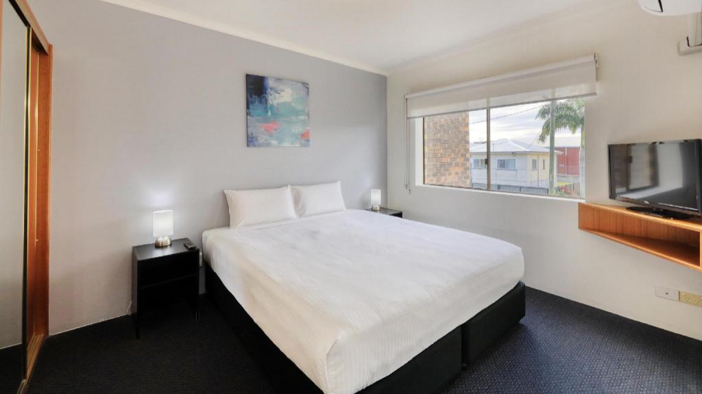 Superior, Apartment, King and Twin Beds, Living Area, Kitchenette, Best Western Cattle City Motor Inn 2/8
