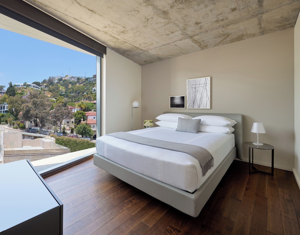 2 Bedrooms, Sunset, Suite