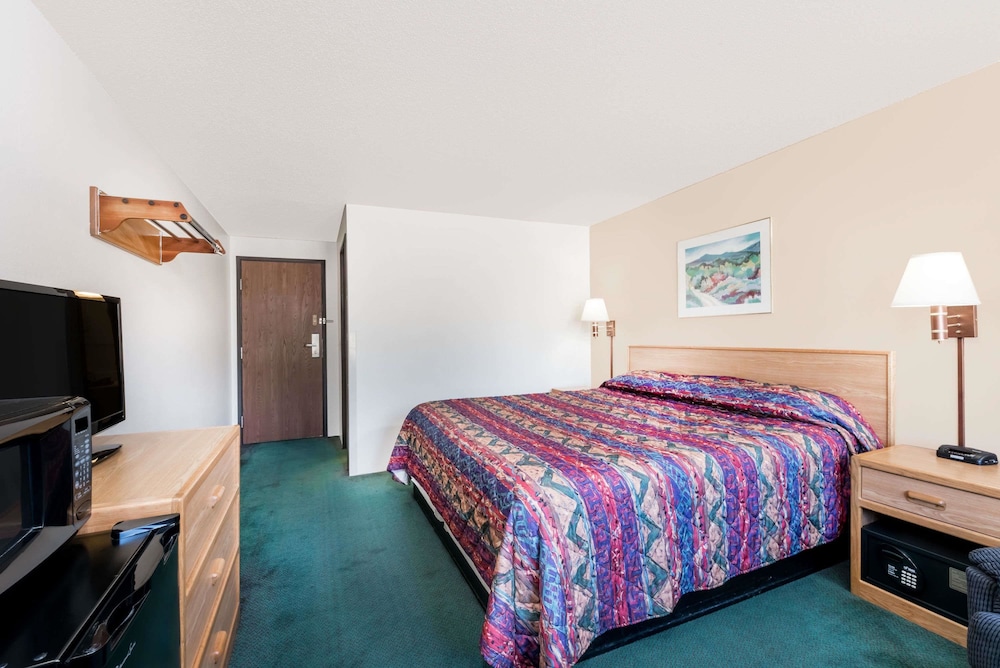 Super 8 by Wyndham Belle Fourche SD 12/14