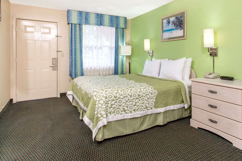 Days Inn by Wyndham Bradenton I-75 10/31
