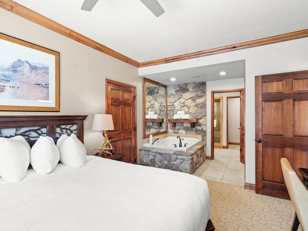 1 BEDROOM, CONDOMINIUM