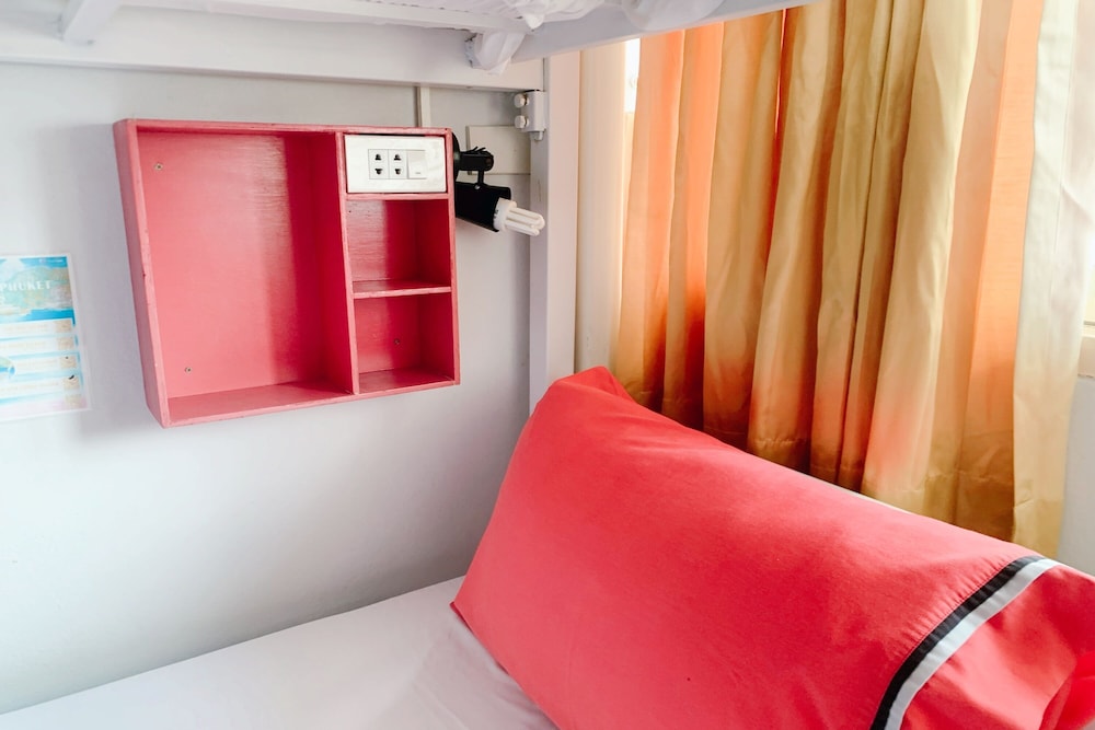 MIXED DORM, 8 BEDS
