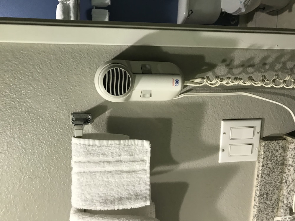 Camelot Inn Suites Veterans Memorial/Nw Houston 25/37