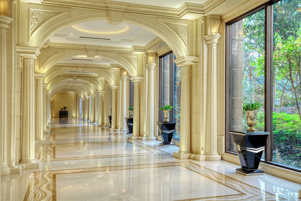 Grand Bravo Hotel 11/63