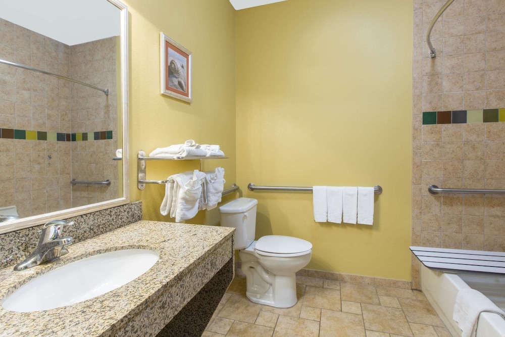 Hawthorn Suites by Wyndham Corpus Christi Padre Island 7/25