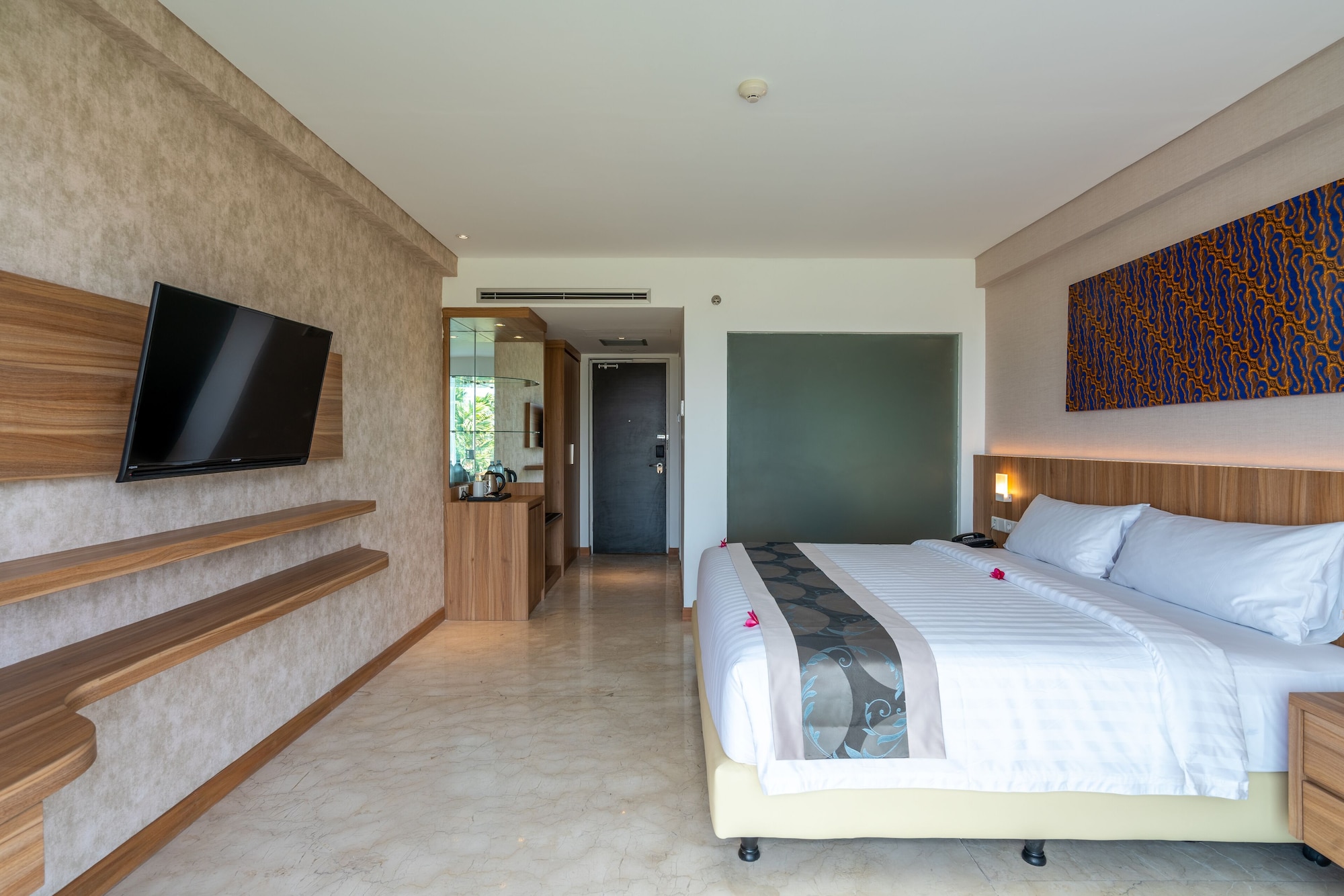 DELUXE, DOUBLE OR TWIN BED, POOL ACCESS