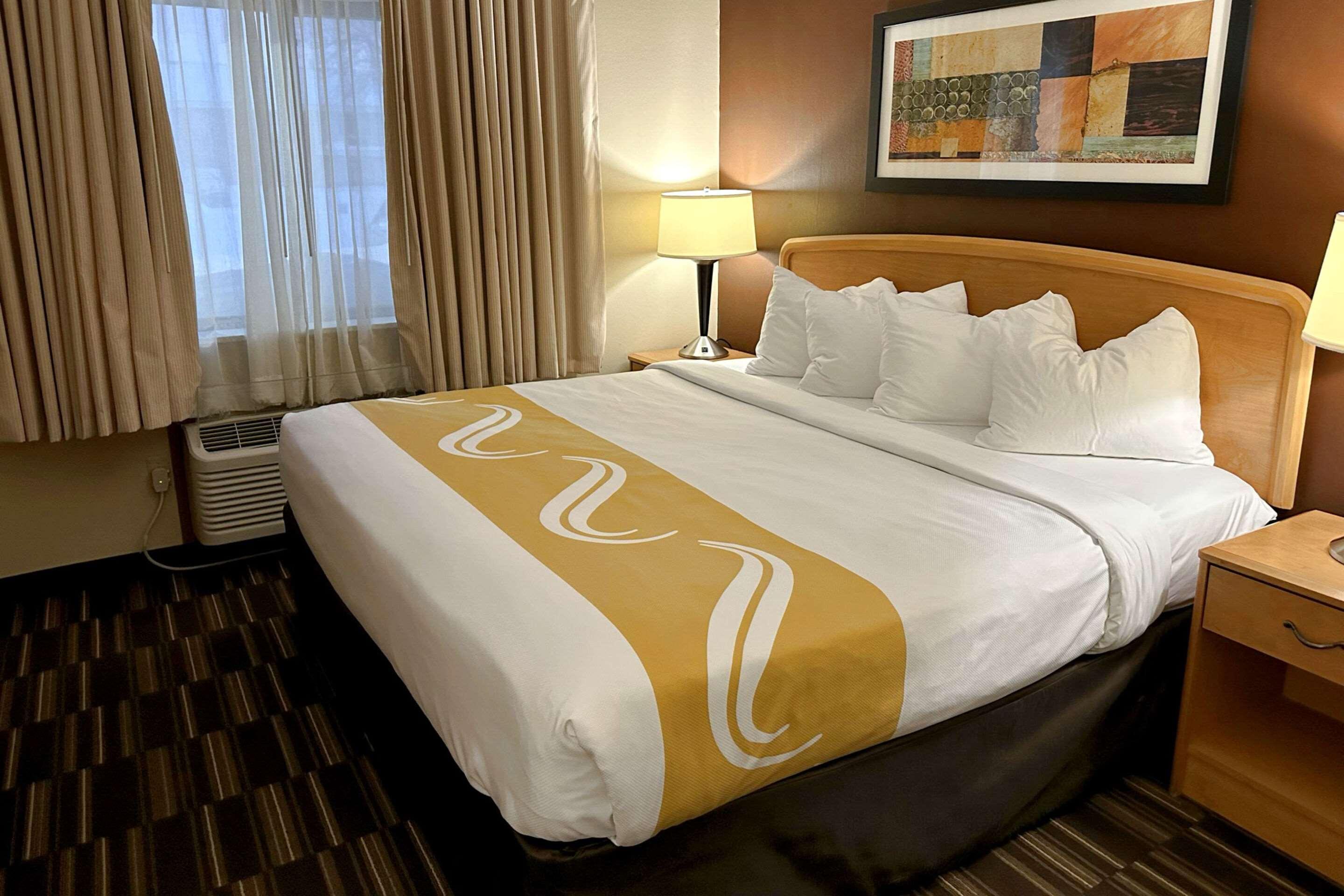 SUITE, KING BED, ACCESSIBLE