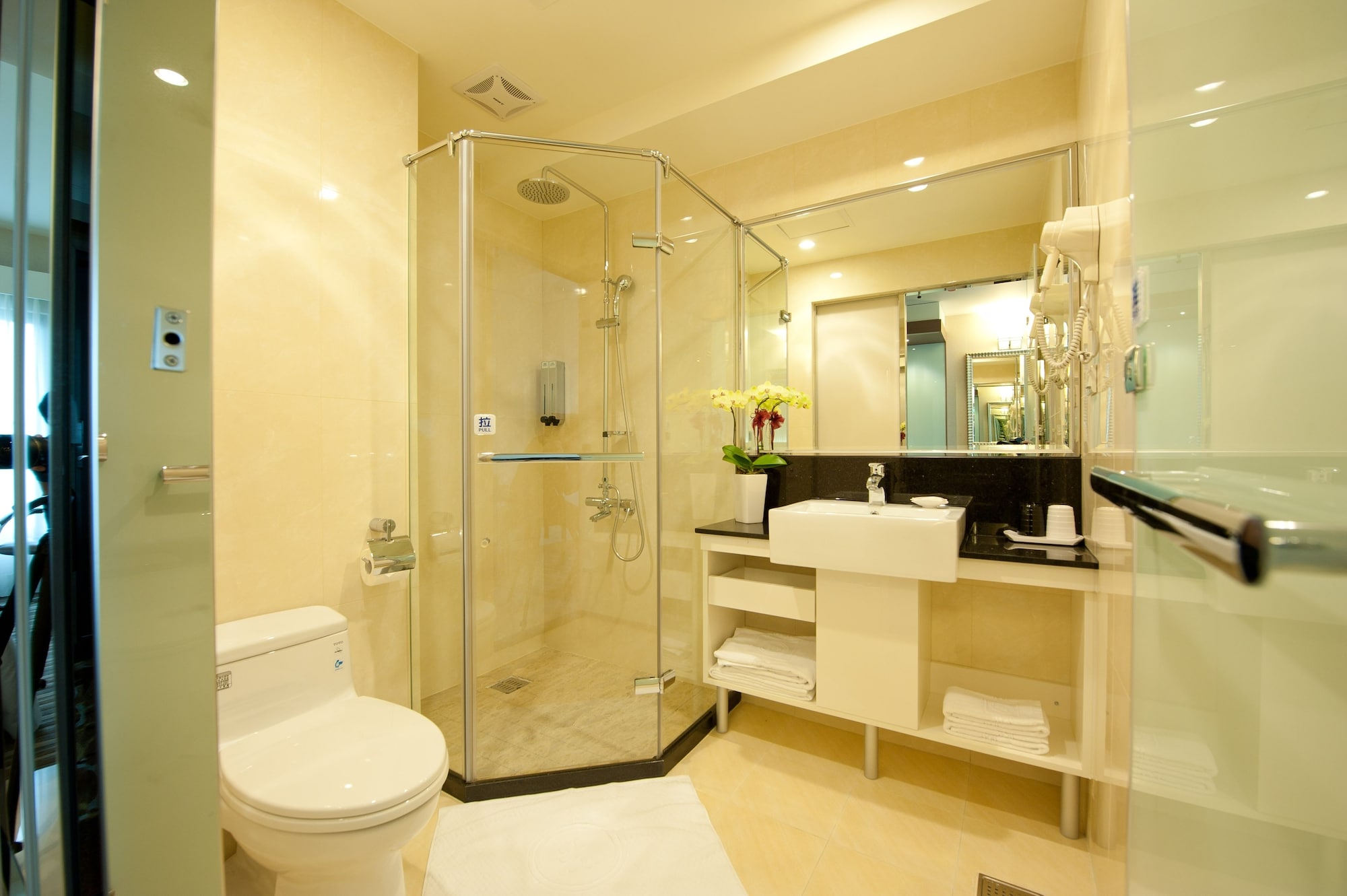 غرفة قياسية ثلاثية بسرير مزدوج وسرير فردي، Lishiuan International Hotel 3/5