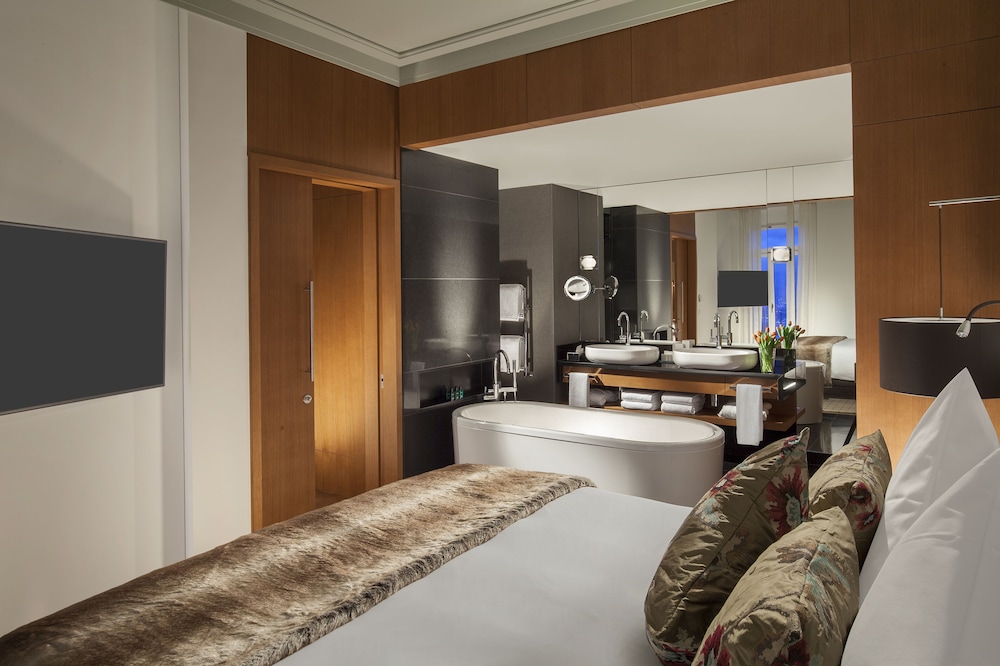 Heritage, Suite, King Bed, Lake View
