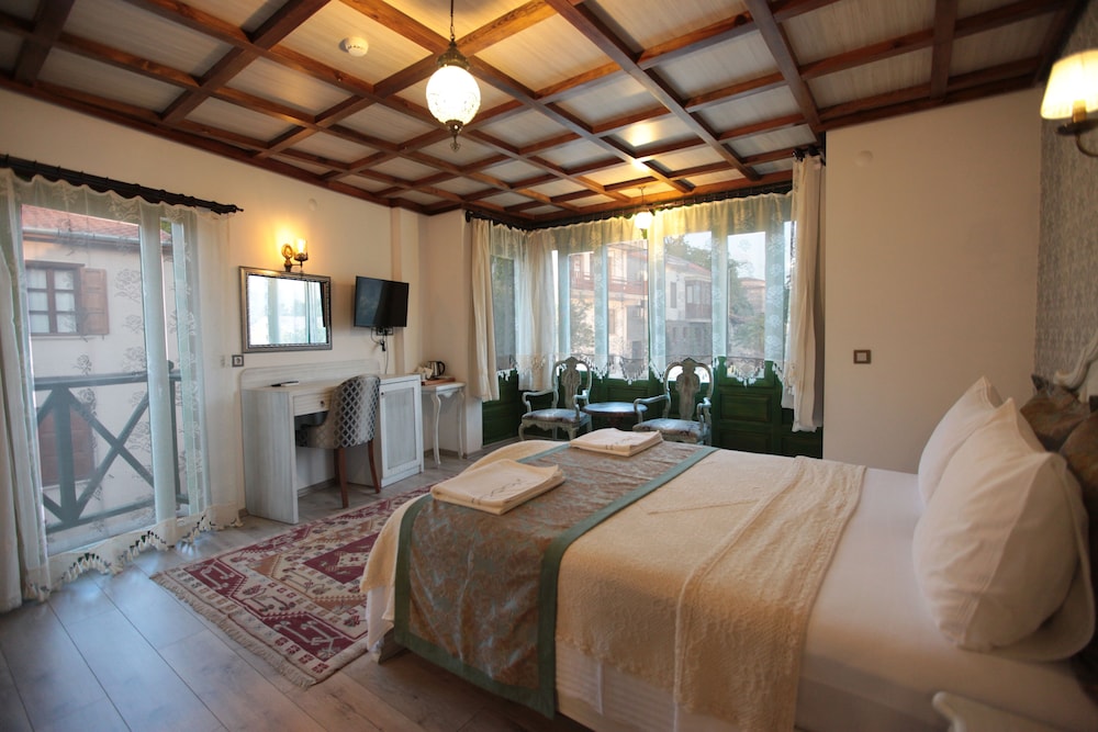 DELUXE, DOUBLE BED